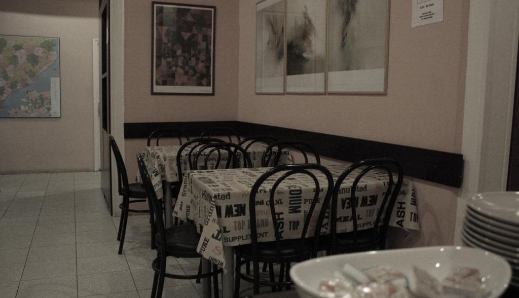 Hostal Baires Барселона Экстерьер фото