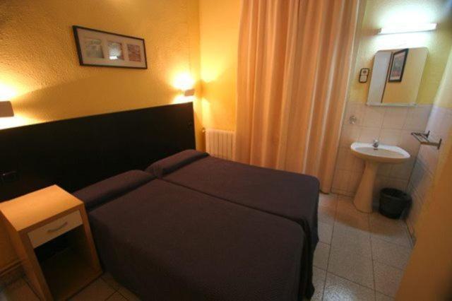 Hostal Baires Барселона Номер фото